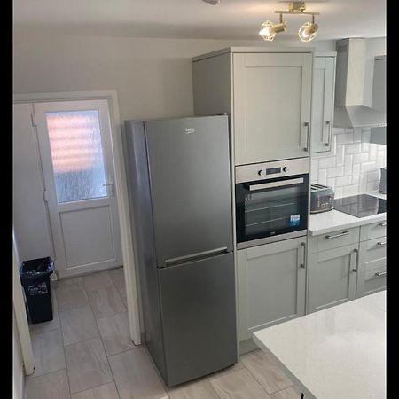 רוגבי Beautiful Room In Apartment Near Town Centre מראה חיצוני תמונה