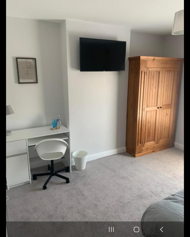 רוגבי Beautiful Room In Apartment Near Town Centre מראה חיצוני תמונה