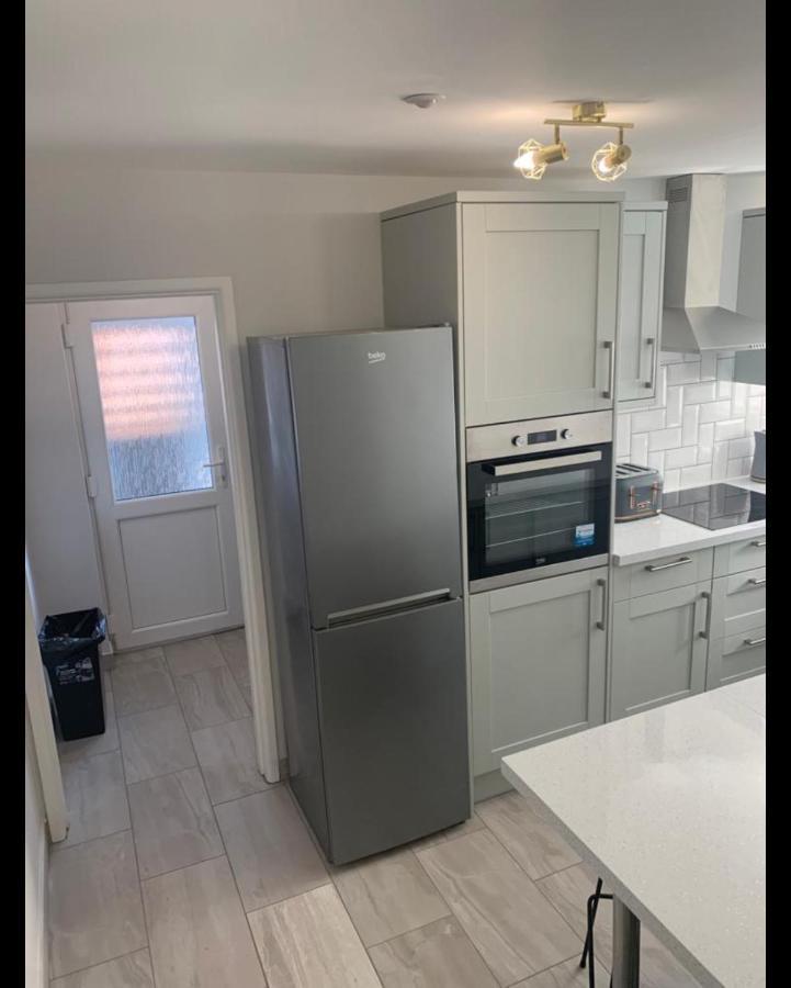 רוגבי Beautiful Room In Apartment Near Town Centre מראה חיצוני תמונה